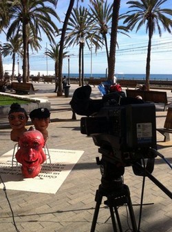 Preparant la connexió en directe des de la Rambla amb l'equip de TVB.