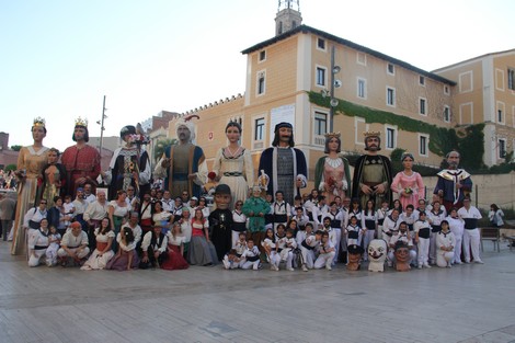 Fotografia de família amb els memebres del Ball de Gitanes de Sant Pere de Ribes
