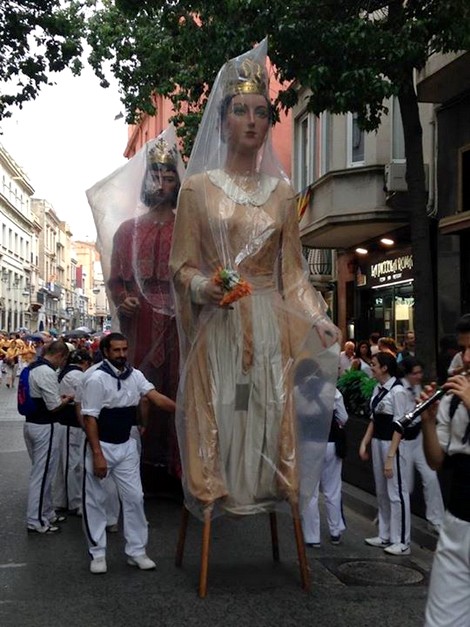 Preparats per la cercavila sota la pluja.