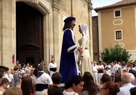 N'Anastasi i na Maria ballant 'el Valset de Badalona' a la plaça de Barberà, just després de l'Ofici Solemne de Festa Major.