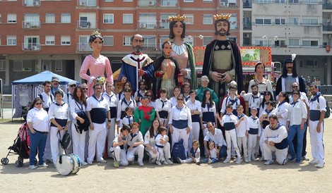 La colla acompanyada dels gegants a la plaça de la Baixadeta.