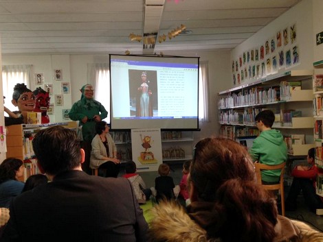 Encenent la metxa de les Festes de Maig a la biblioteca de Lloreda.