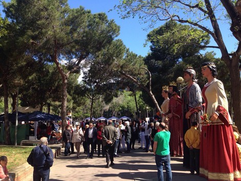 Els gegants de Sant Jaume (Barcelona) i en Jeroi i la Badamar a la Fira d'Artesania de Sant Roc.