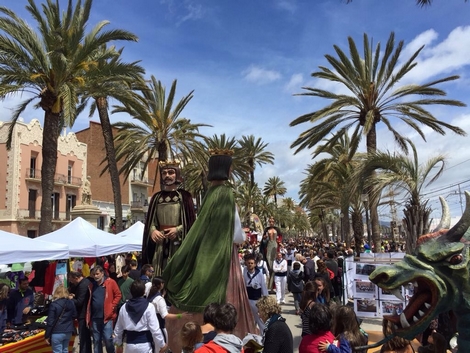 Els gegants ballant a la Rambla, ahir al matí.